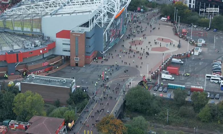Hàng ngàn khán giả ùn ùn bỏ về giữa trận cầu thảm bại của MU trước Liverpool